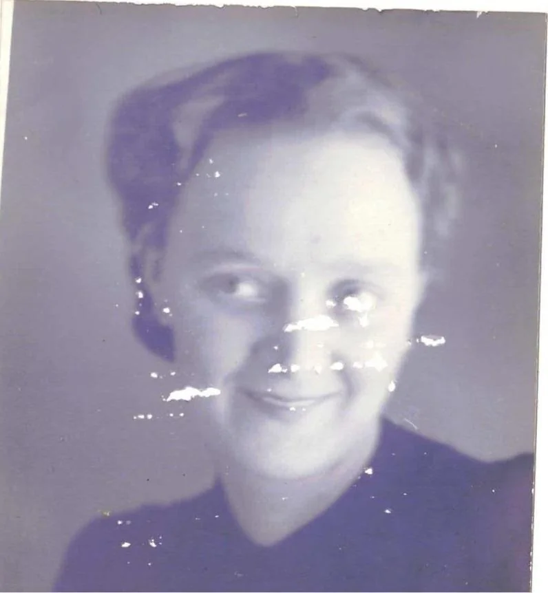 Old black and white photo with blurry and soft facial features